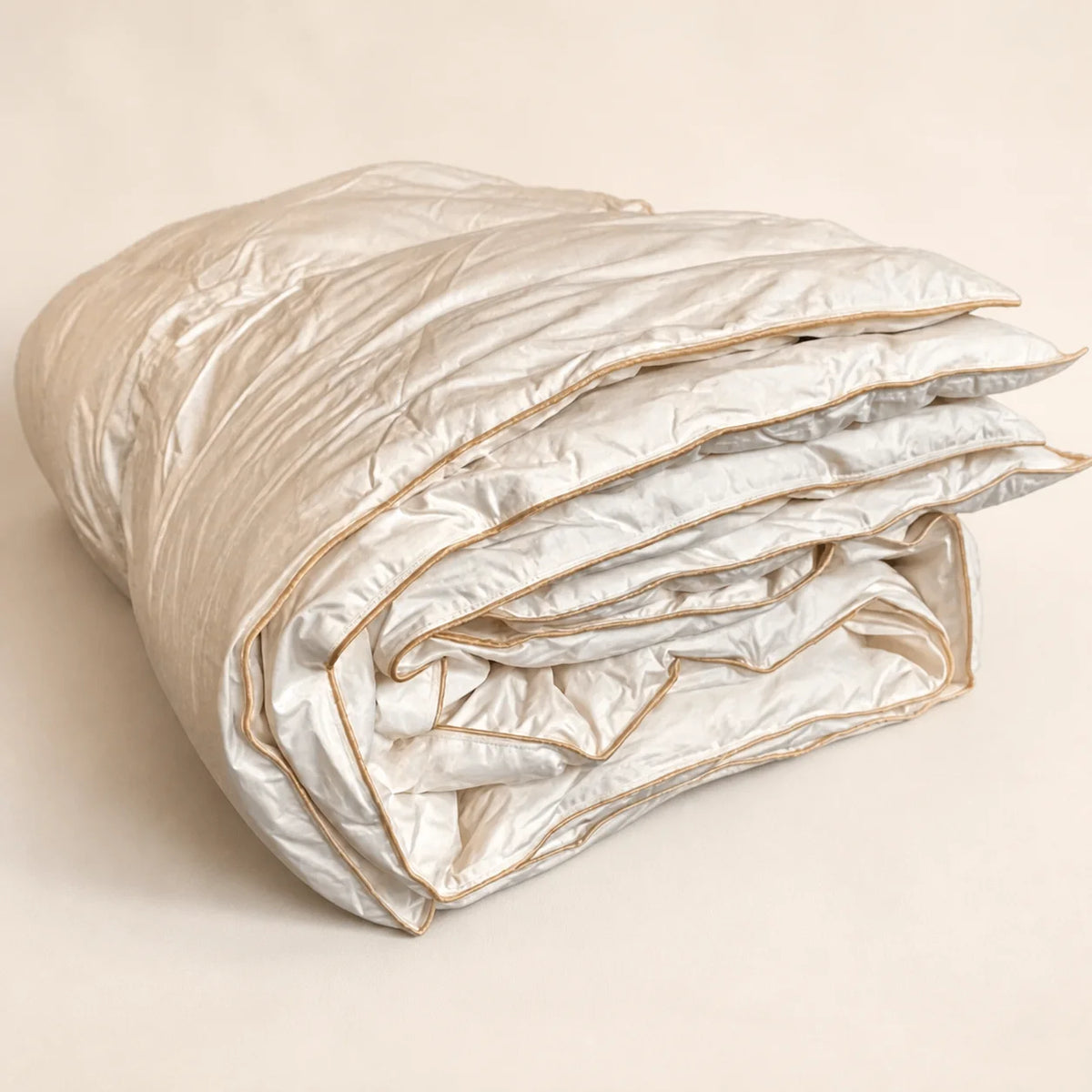 La Pierzena, couette pliée de couleur crème