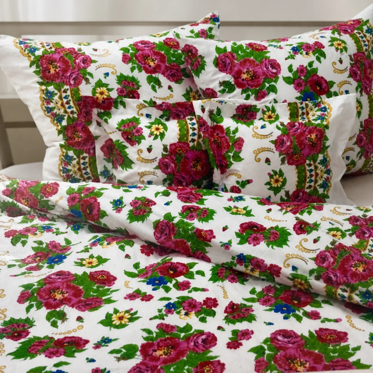 Linge de lit à motif floral polonais, visuel de présentation retouché